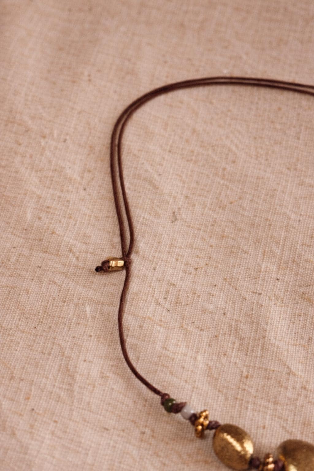 Collana boho con elementi in acciaio dorato | Collana con cordino marrone regolabile | Boho necklace artigianale idea regalo donna
