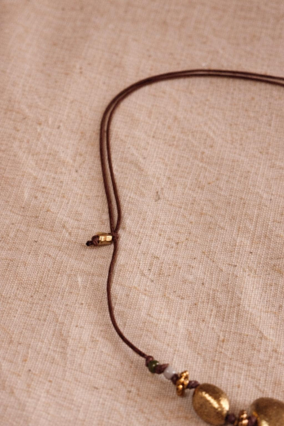 Collana boho con elementi in acciaio dorato | Collana con cordino marrone regolabile | Boho necklace artigianale idea regalo donna