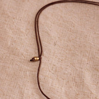 Collana boho con elementi in acciaio dorato | Collana con cordino marrone regolabile | Boho necklace artigianale idea regalo donna