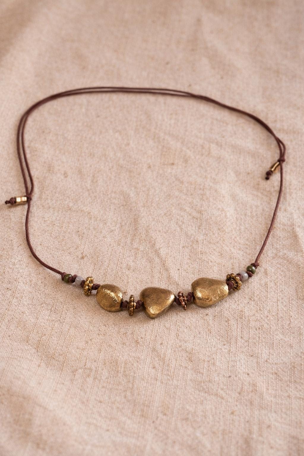 Collana boho con elementi in acciaio dorato | Collana con cordino marrone regolabile | Boho necklace artigianale idea regalo donna