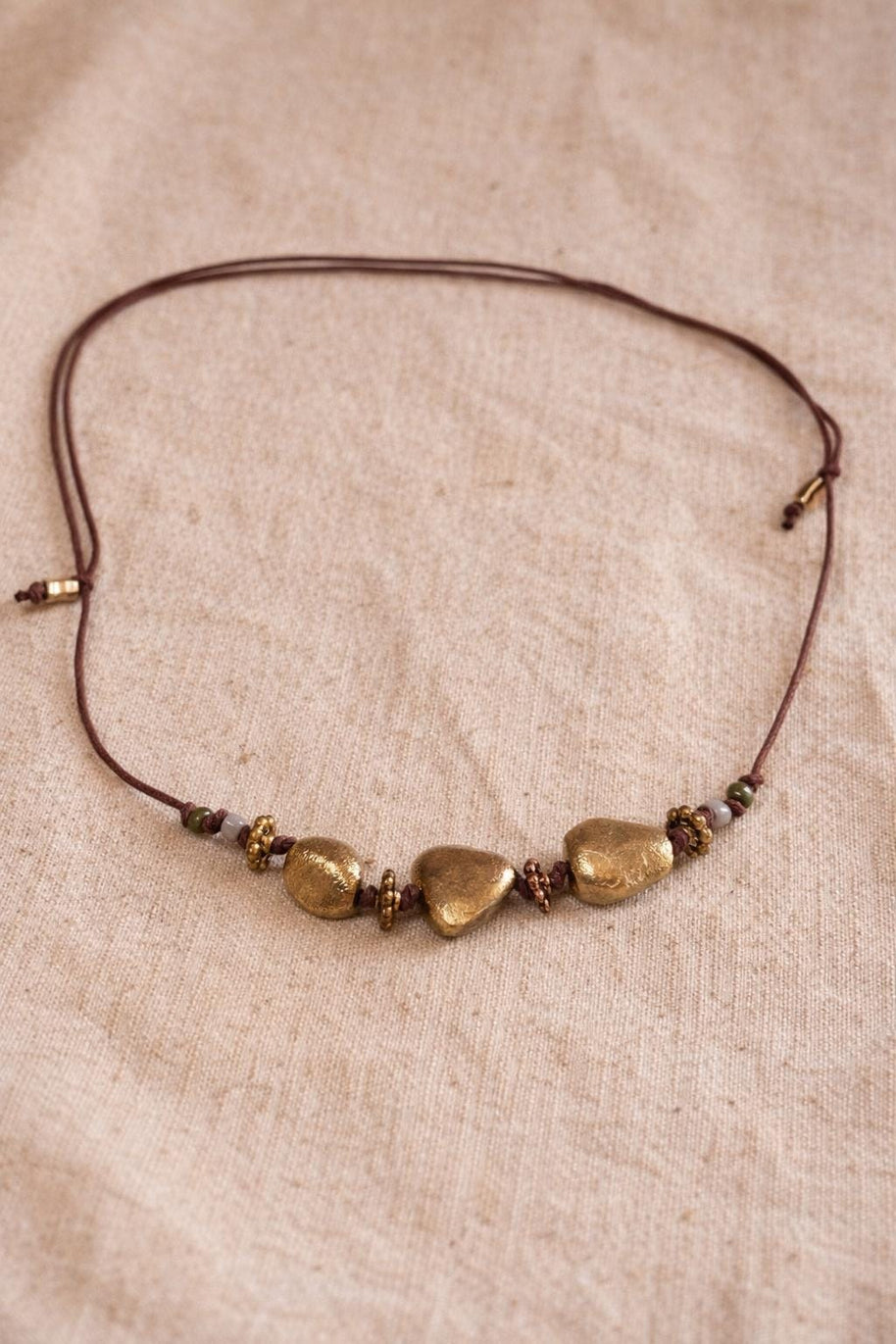 Collana boho con elementi in acciaio dorato | Collana con cordino marrone regolabile | Boho necklace artigianale idea regalo donna