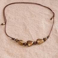 Collana boho con elementi in acciaio dorato | Collana con cordino marrone regolabile | Boho necklace artigianale idea regalo donna