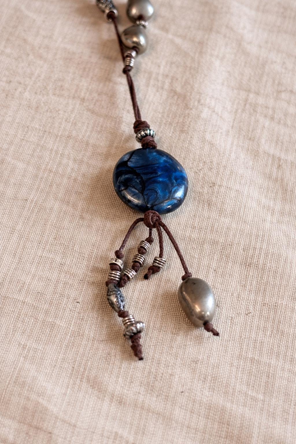 Collana boho lunga con pietra blu | Boho pendant necklace con cordino regolabile e perline | Collana lunga stile boho