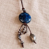 Collana boho lunga con pietra blu | Boho pendant necklace con cordino regolabile e perline | Collana lunga stile boho
