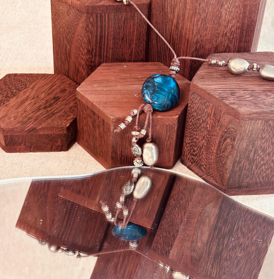 Collana boho lunga con pietra blu | Boho pendant necklace con cordino regolabile e perline | Collana lunga stile boho