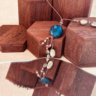 Collana boho lunga con pietra blu | Boho pendant necklace con cordino regolabile e perline | Collana lunga stile boho