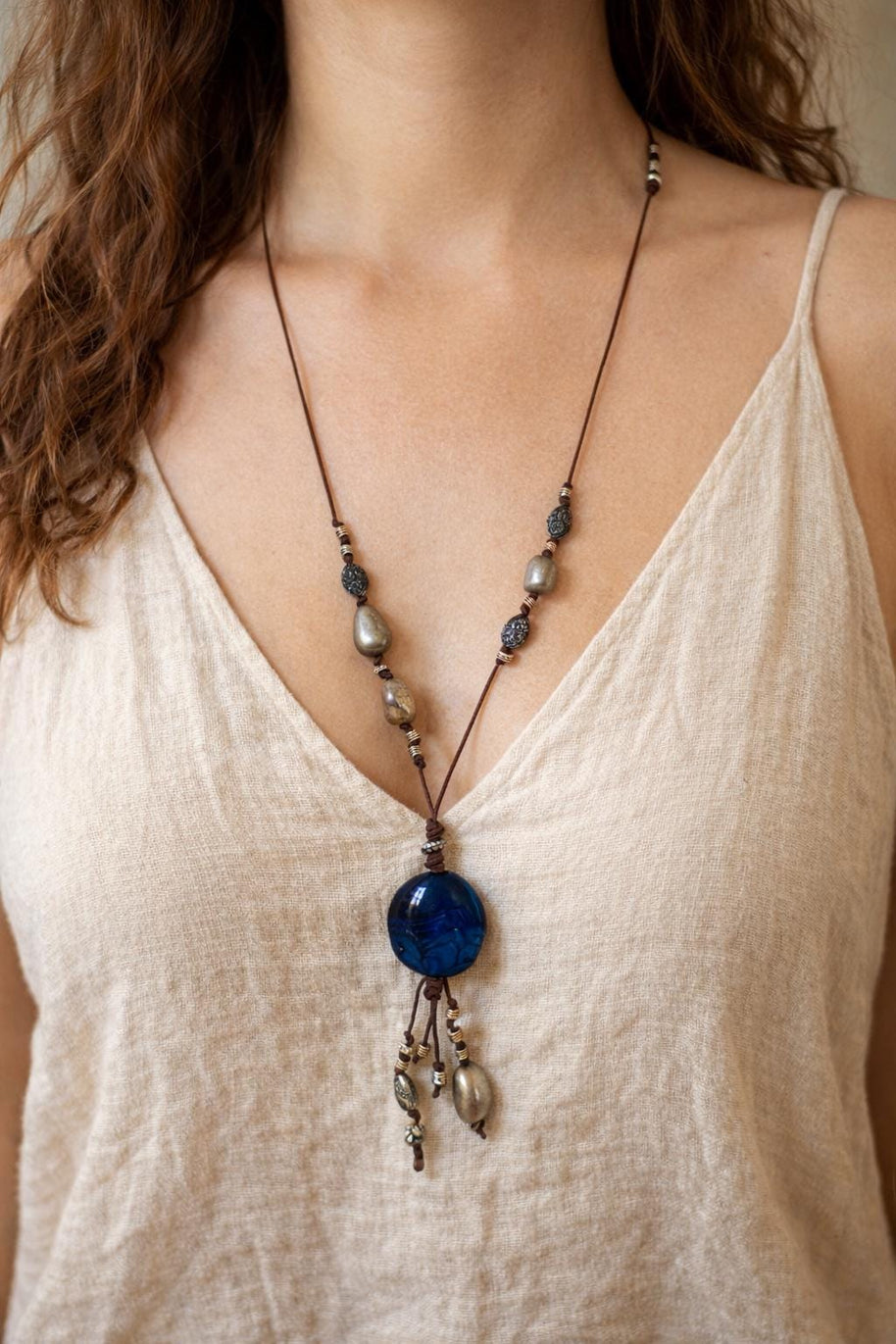 Collana boho lunga con pietra blu | Boho pendant necklace con cordino regolabile e perline | Collana lunga stile boho