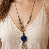 Collana boho lunga con pietra blu | Boho pendant necklace con cordino regolabile e perline | Collana lunga stile boho