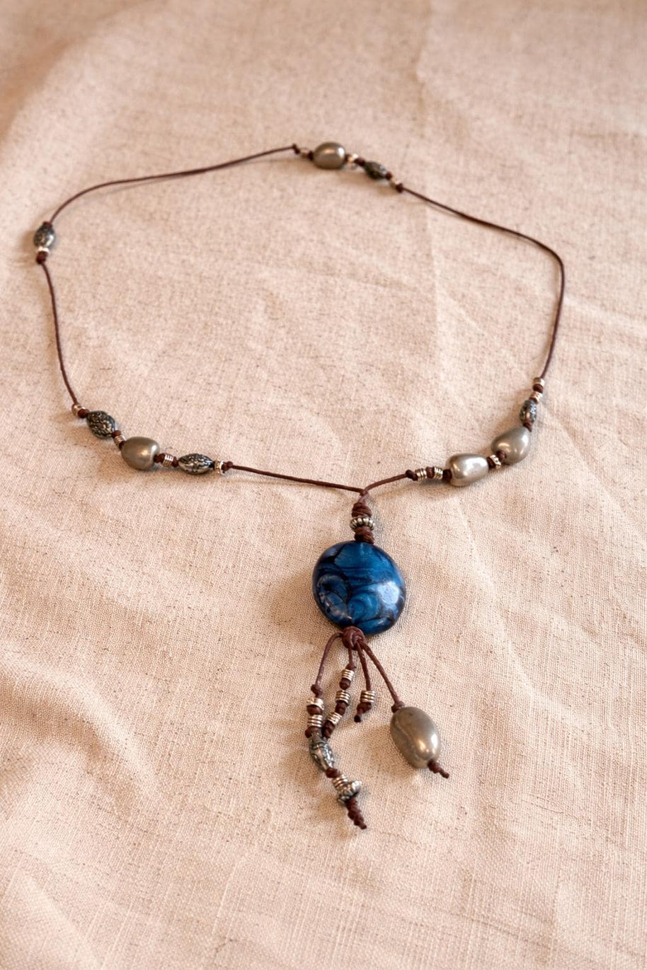 Collana boho lunga con pietra blu | Boho pendant necklace con cordino regolabile e perline | Collana lunga stile boho