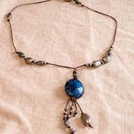 Collana boho lunga con pietra blu | Boho pendant necklace con cordino regolabile e perline | Collana lunga stile boho