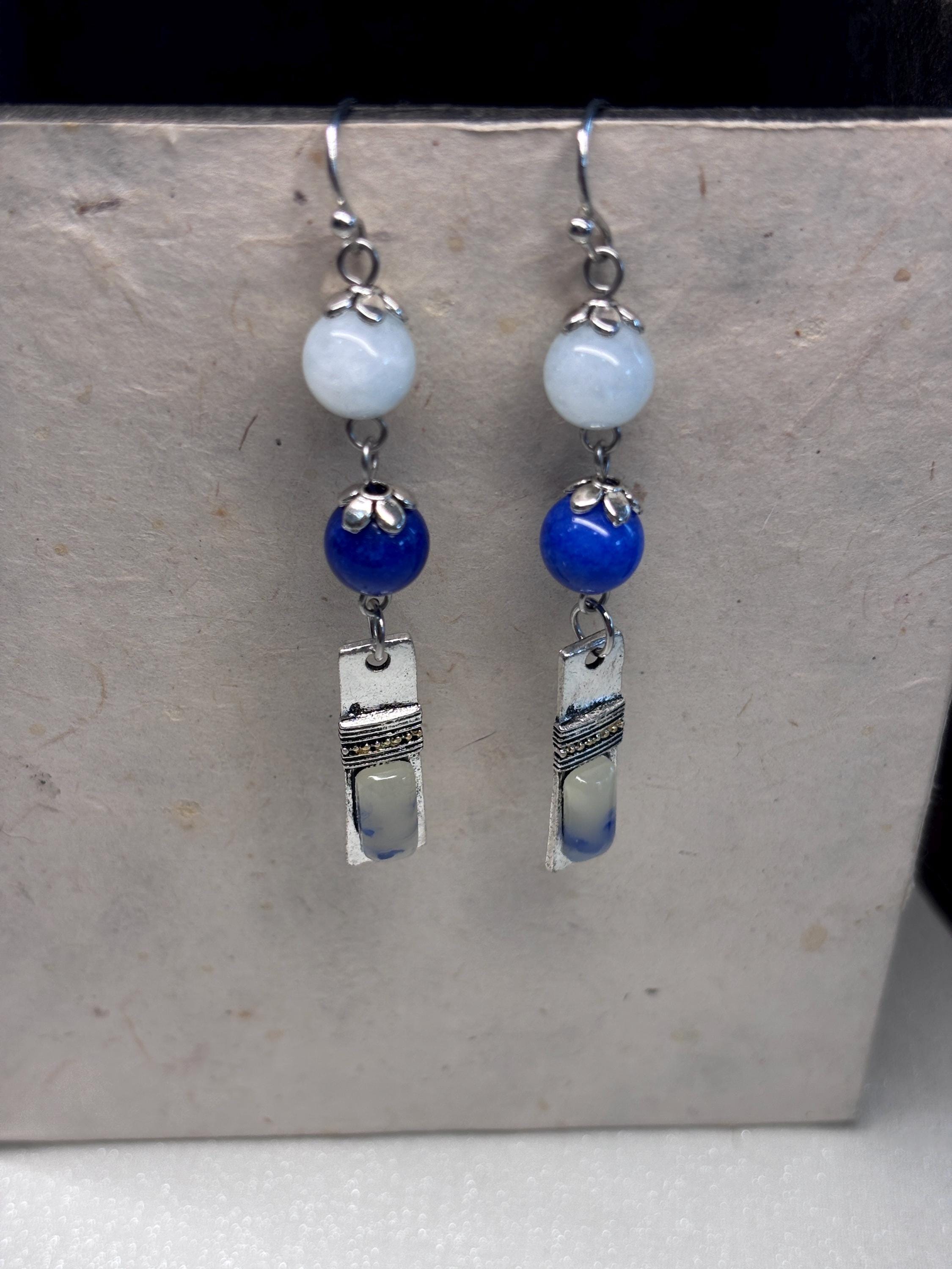 Orecchini boho in pietre dure blu e bianche con elementi smaltati | Orecchini etnici in acciaio inox | Orecchini pendenti artigianali donna