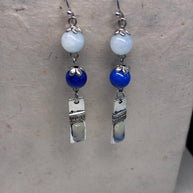 Orecchini boho in pietre dure blu e bianche con elementi smaltati | Orecchini etnici in acciaio inox | Orecchini pendenti artigianali donna