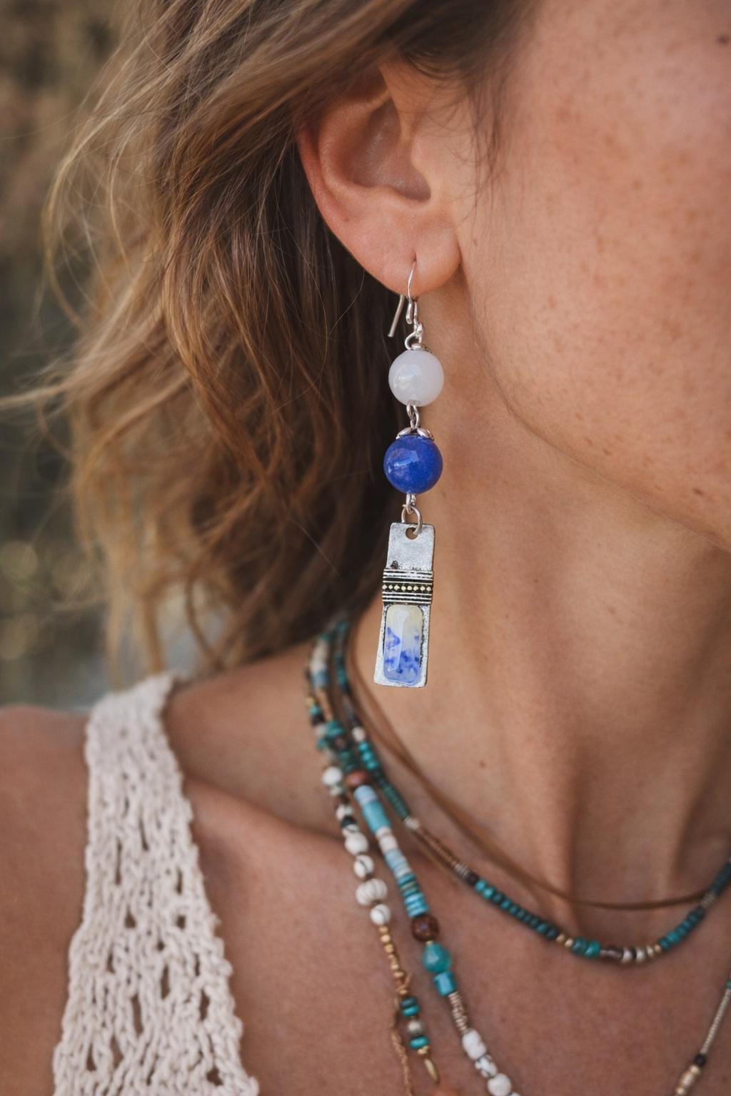 Orecchini boho in pietre dure blu e bianche con elementi smaltati | Orecchini etnici in acciaio inox | Orecchini pendenti artigianali donna