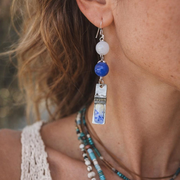 Orecchini boho in pietre dure blu e bianche con elementi smaltati | Orecchini etnici in acciaio inox | Orecchini pendenti artigianali donna