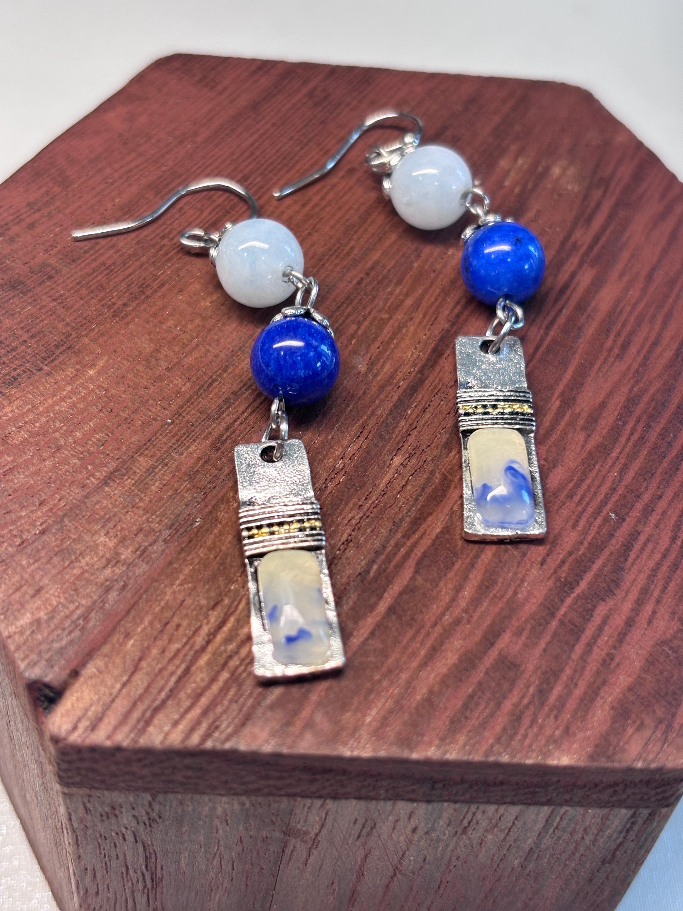 Orecchini boho in pietre dure blu e bianche con elementi smaltati | Orecchini etnici in acciaio inox | Orecchini pendenti artigianali donna