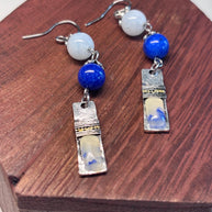 Orecchini boho in pietre dure blu e bianche con elementi smaltati | Orecchini etnici in acciaio inox | Orecchini pendenti artigianali donna