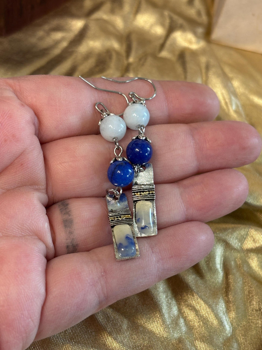 Orecchini boho in pietre dure blu e bianche con elementi smaltati | Orecchini etnici in acciaio inox | Orecchini pendenti artigianali donna