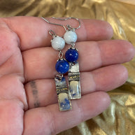 Orecchini boho in pietre dure blu e bianche con elementi smaltati | Orecchini etnici in acciaio inox | Orecchini pendenti artigianali donna