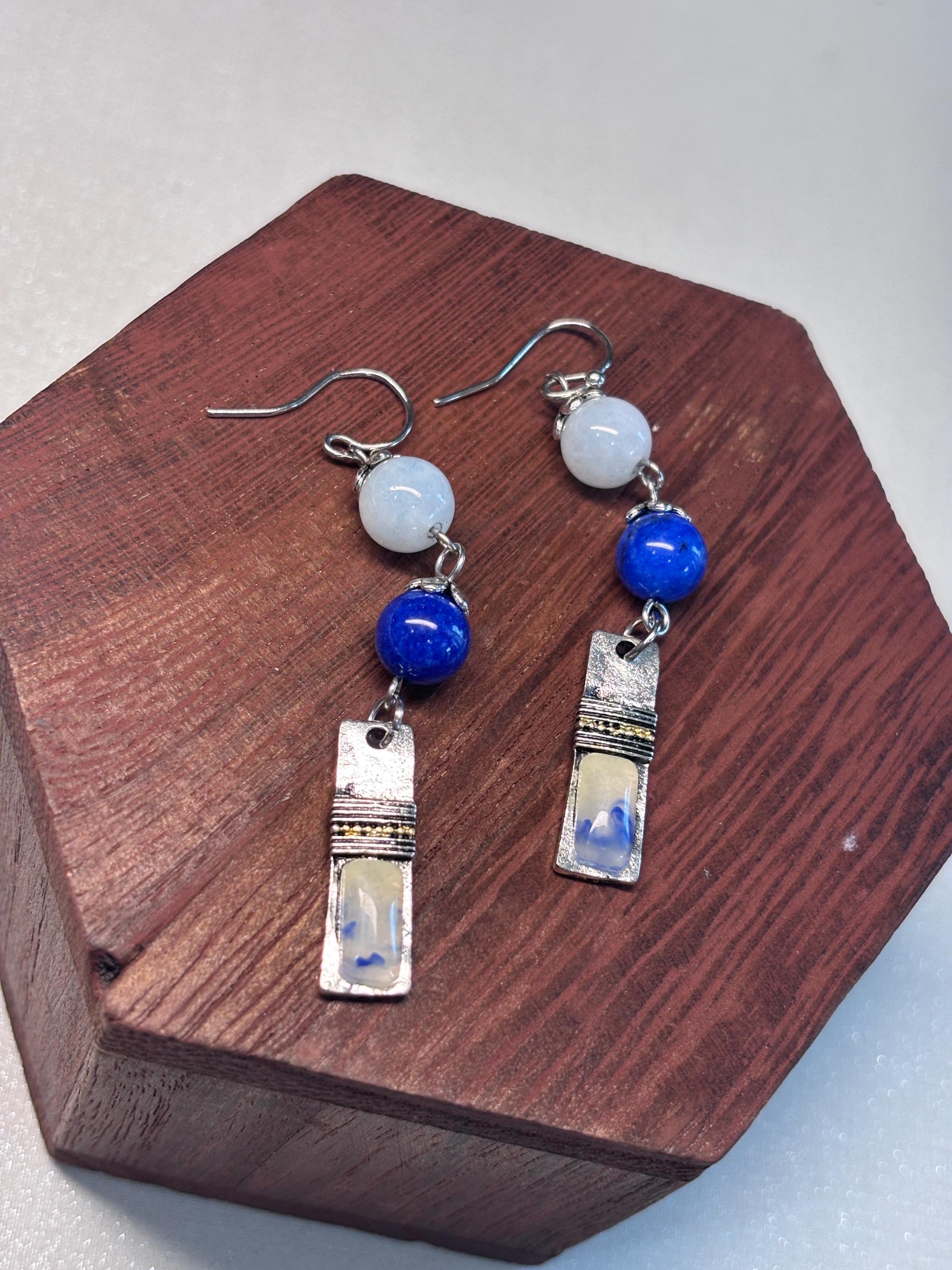 Orecchini boho in pietre dure blu e bianche con elementi smaltati | Orecchini etnici in acciaio inox | Orecchini pendenti artigianali donna
