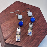 Orecchini boho in pietre dure blu e bianche con elementi smaltati | Orecchini etnici in acciaio inox | Orecchini pendenti artigianali donna