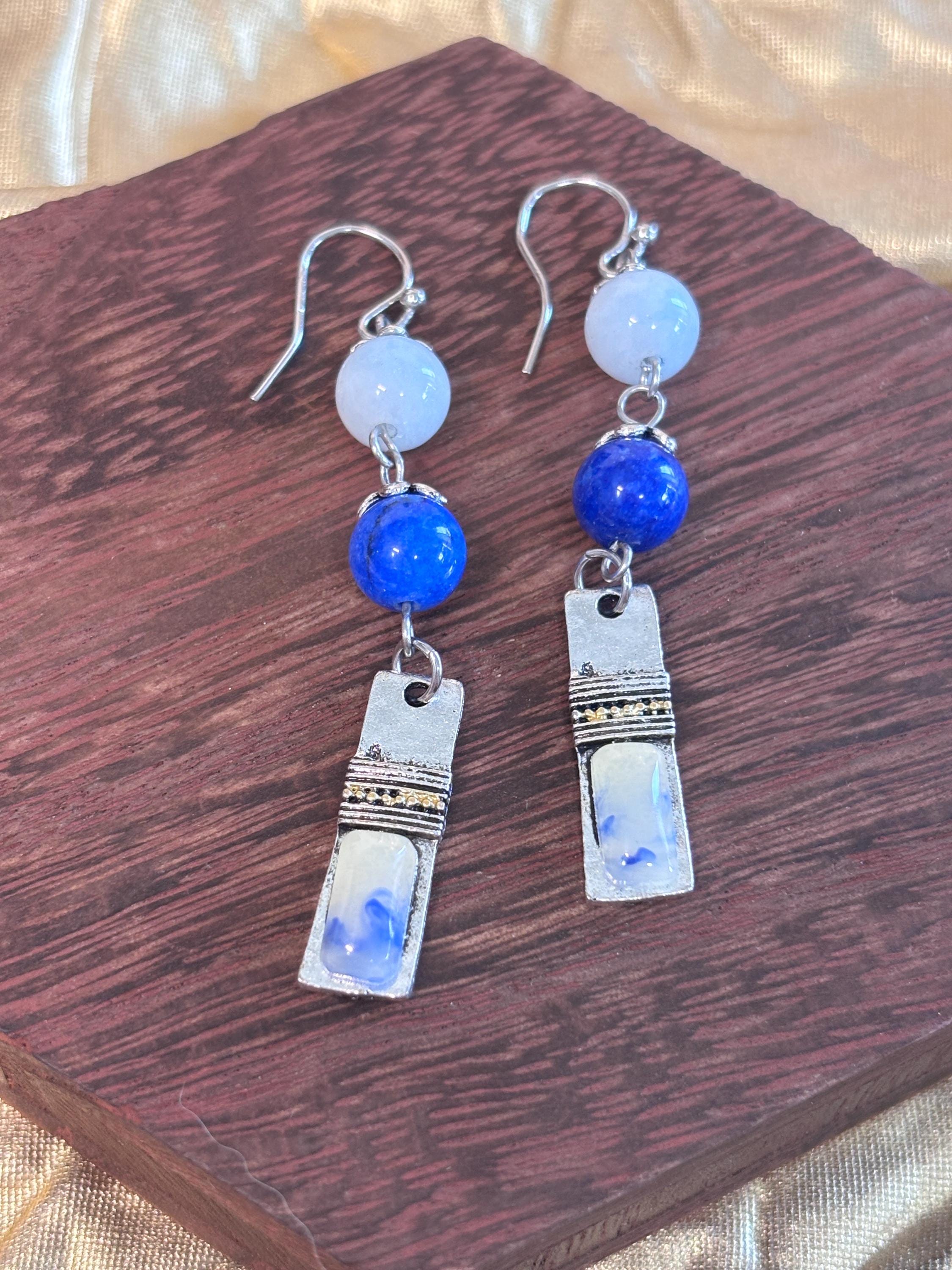 Orecchini boho in pietre dure blu e bianche con elementi smaltati | Orecchini etnici in acciaio inox | Orecchini pendenti artigianali donna