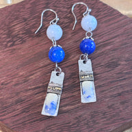 Orecchini boho in pietre dure blu e bianche con elementi smaltati | Orecchini etnici in acciaio inox | Orecchini pendenti artigianali donna
