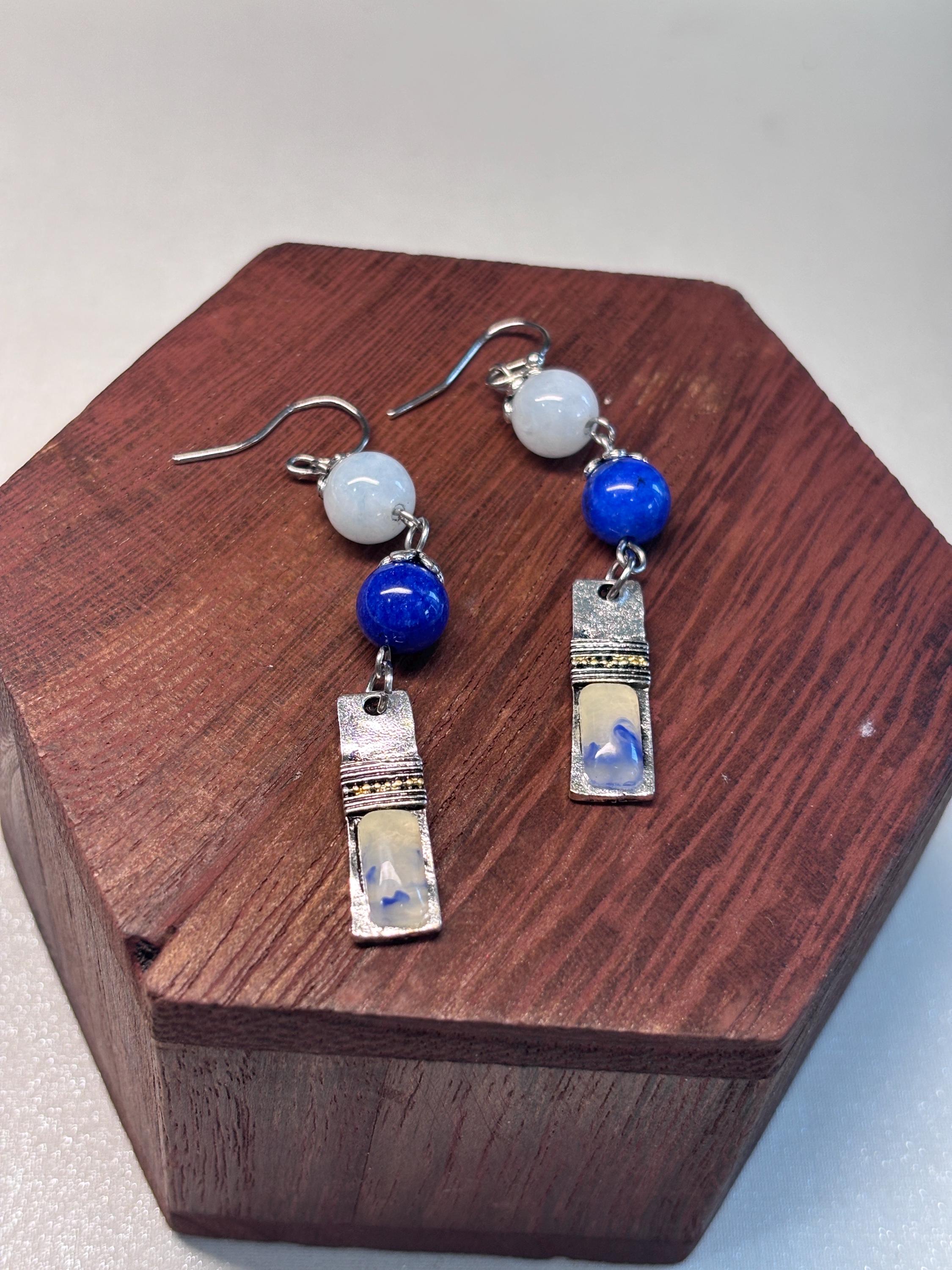 Orecchini boho in pietre dure blu e bianche con elementi smaltati | Orecchini etnici in acciaio inox | Orecchini pendenti artigianali donna