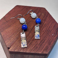 Orecchini boho in pietre dure blu e bianche con elementi smaltati | Orecchini etnici in acciaio inox | Orecchini pendenti artigianali donna