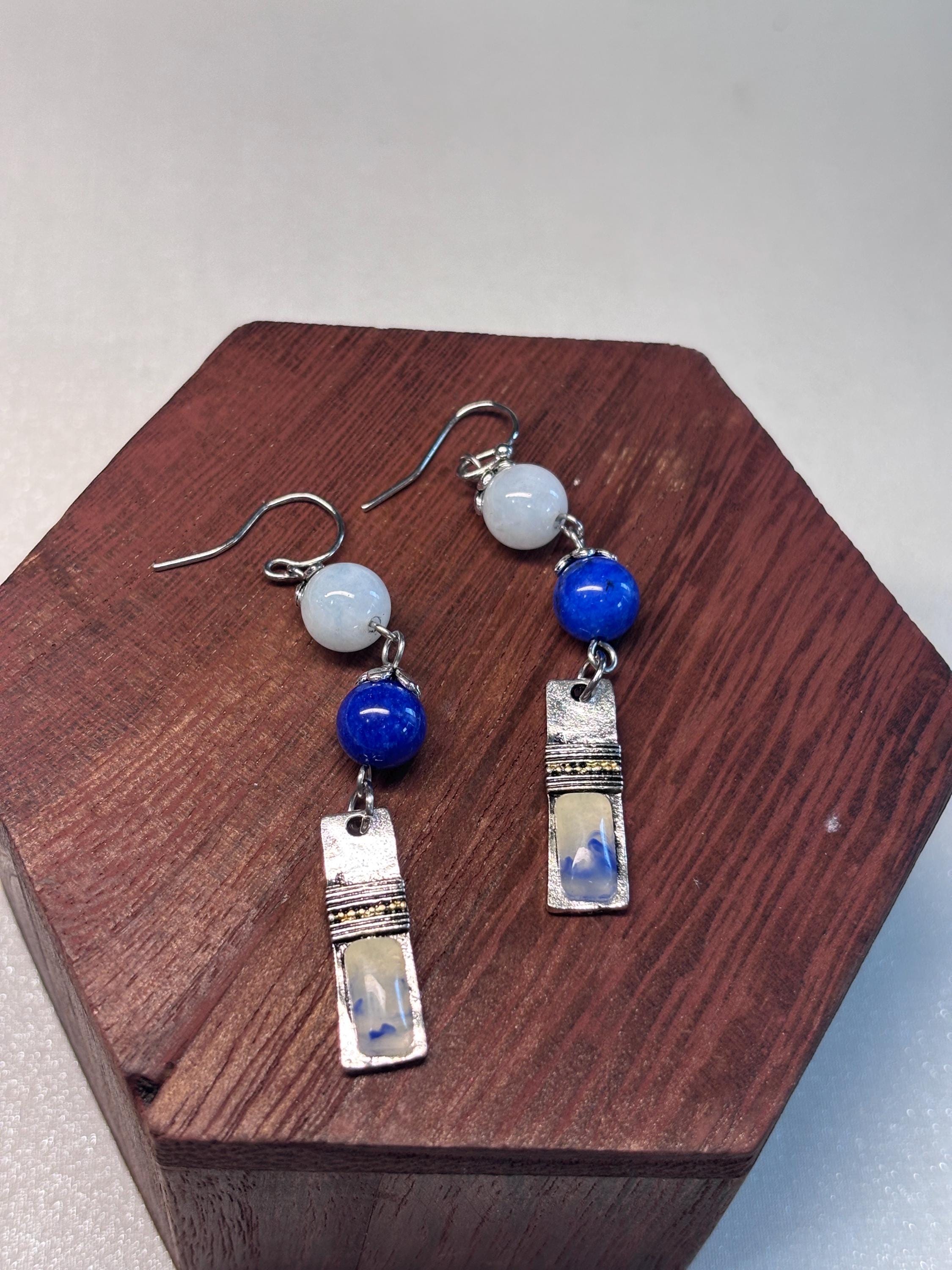 Orecchini boho in pietre dure blu e bianche con elementi smaltati | Orecchini etnici in acciaio inox | Orecchini pendenti artigianali donna