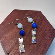 Orecchini boho in pietre dure blu e bianche con elementi smaltati | Orecchini etnici in acciaio inox | Orecchini pendenti artigianali donna