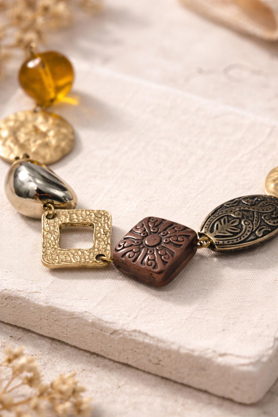 Bracciale boho etnico ambra marrone | Bracciale donna con perline in vetro e elementi dorati | Acciaio antiallergico