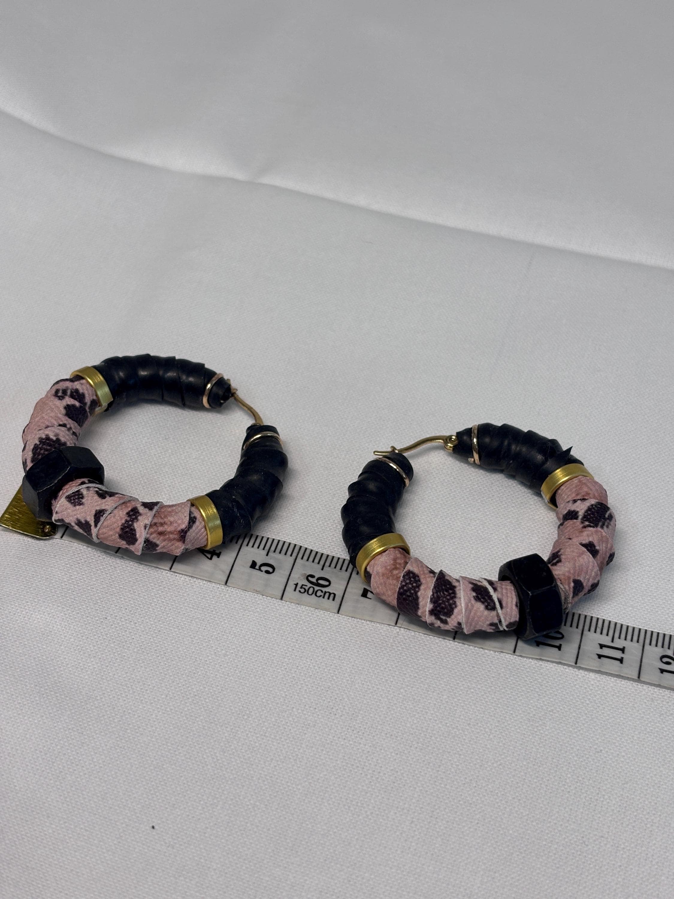 Orecchini a cerchio rock con bullone nero e stampa leopardata | Hoop earrings stile industrial | Orecchini acciaio antiallergico donna