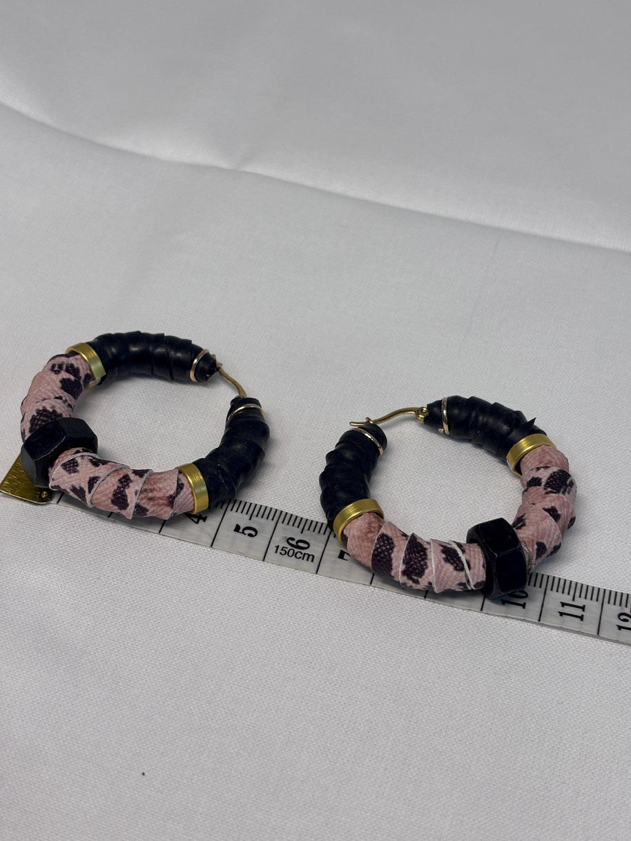 Orecchini a cerchio rock con bullone nero e stampa leopardata | Hoop earrings stile industrial | Orecchini acciaio antiallergico donna