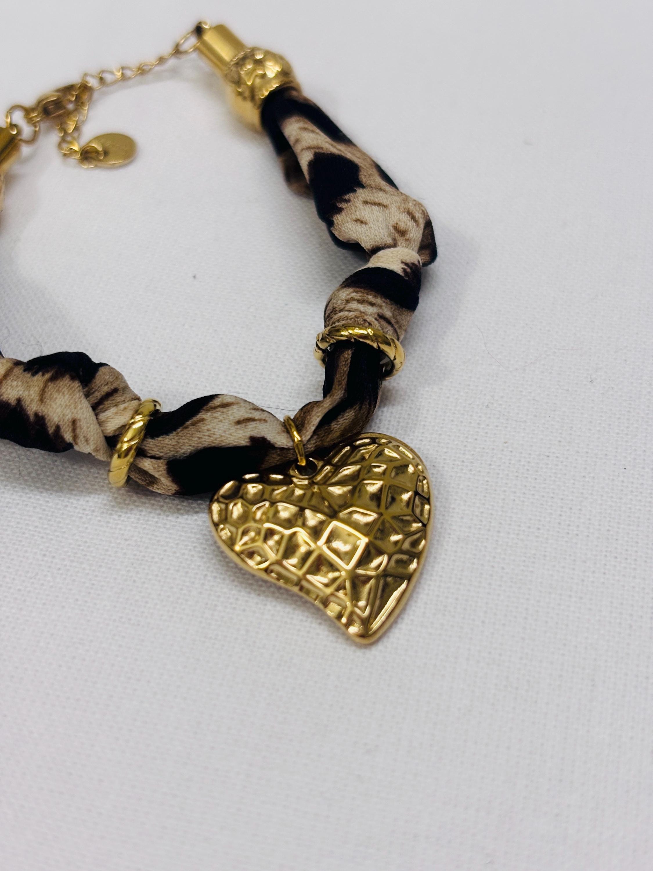 Bracciale animalier con cuore dorato | Bracciale leopardato in tessuto con charm cuore | Gioiello elegante donna in acciaio antiallergico