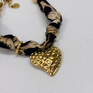 Bracciale animalier con cuore dorato | Bracciale leopardato in tessuto con charm cuore | Gioiello elegante donna in acciaio antiallergico