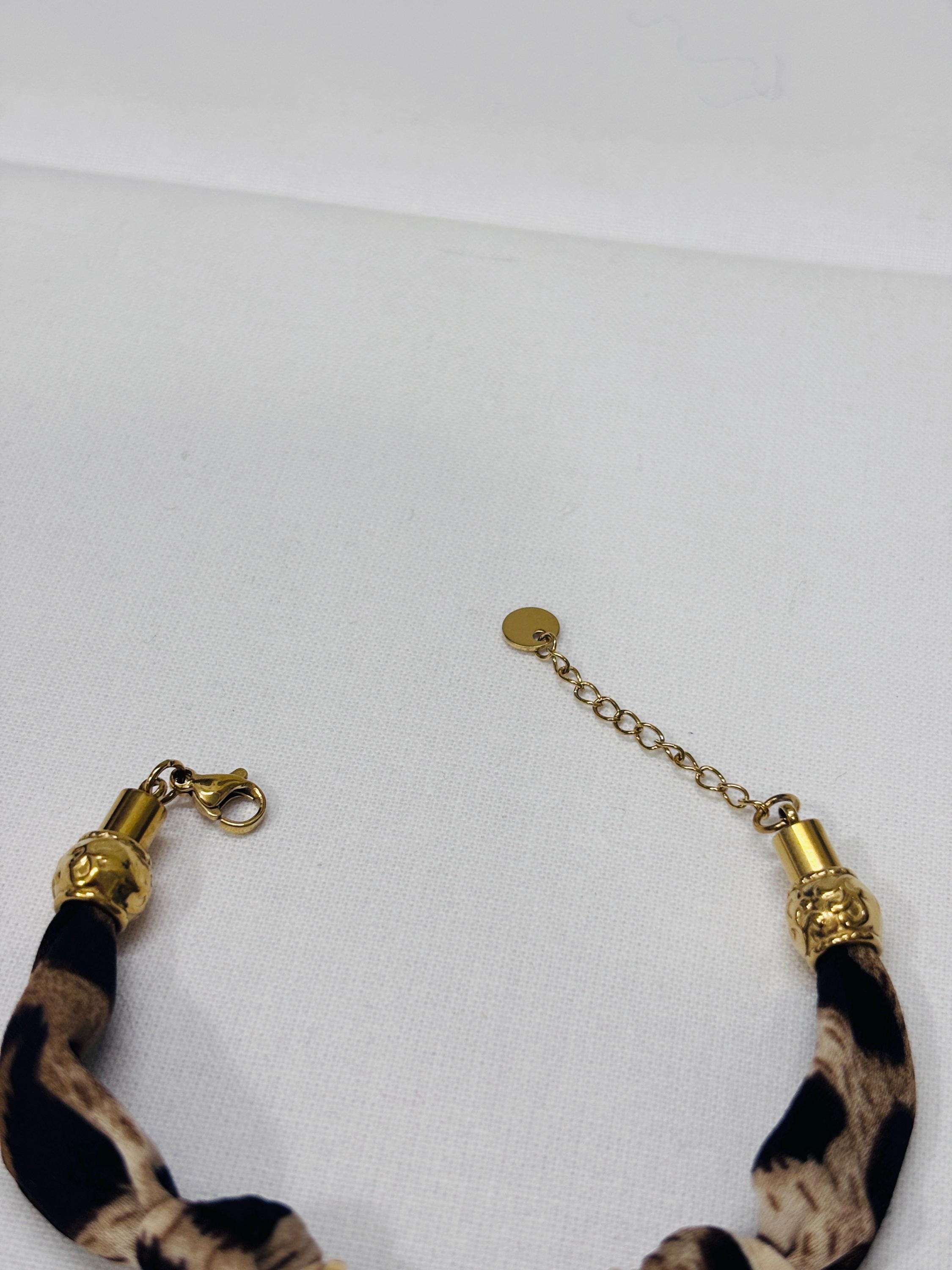 Bracciale animalier con cuore dorato | Bracciale leopardato in tessuto con charm cuore | Gioiello elegante donna in acciaio antiallergico