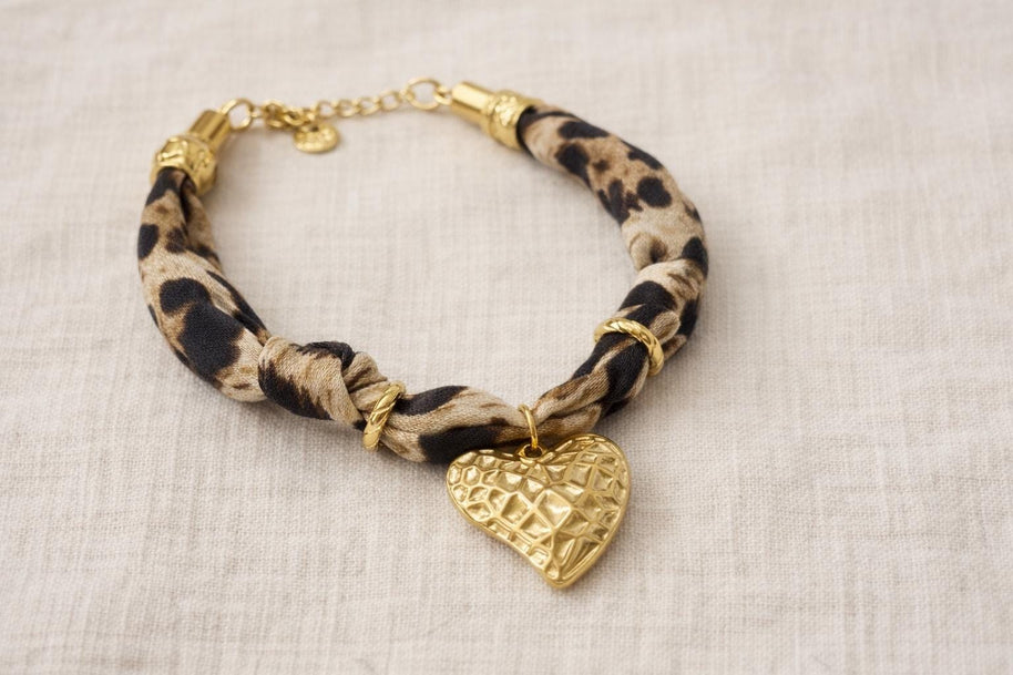 Bracciale animalier con cuore dorato | Bracciale leopardato in tessuto con charm cuore | Gioiello elegante donna in acciaio antiallergico