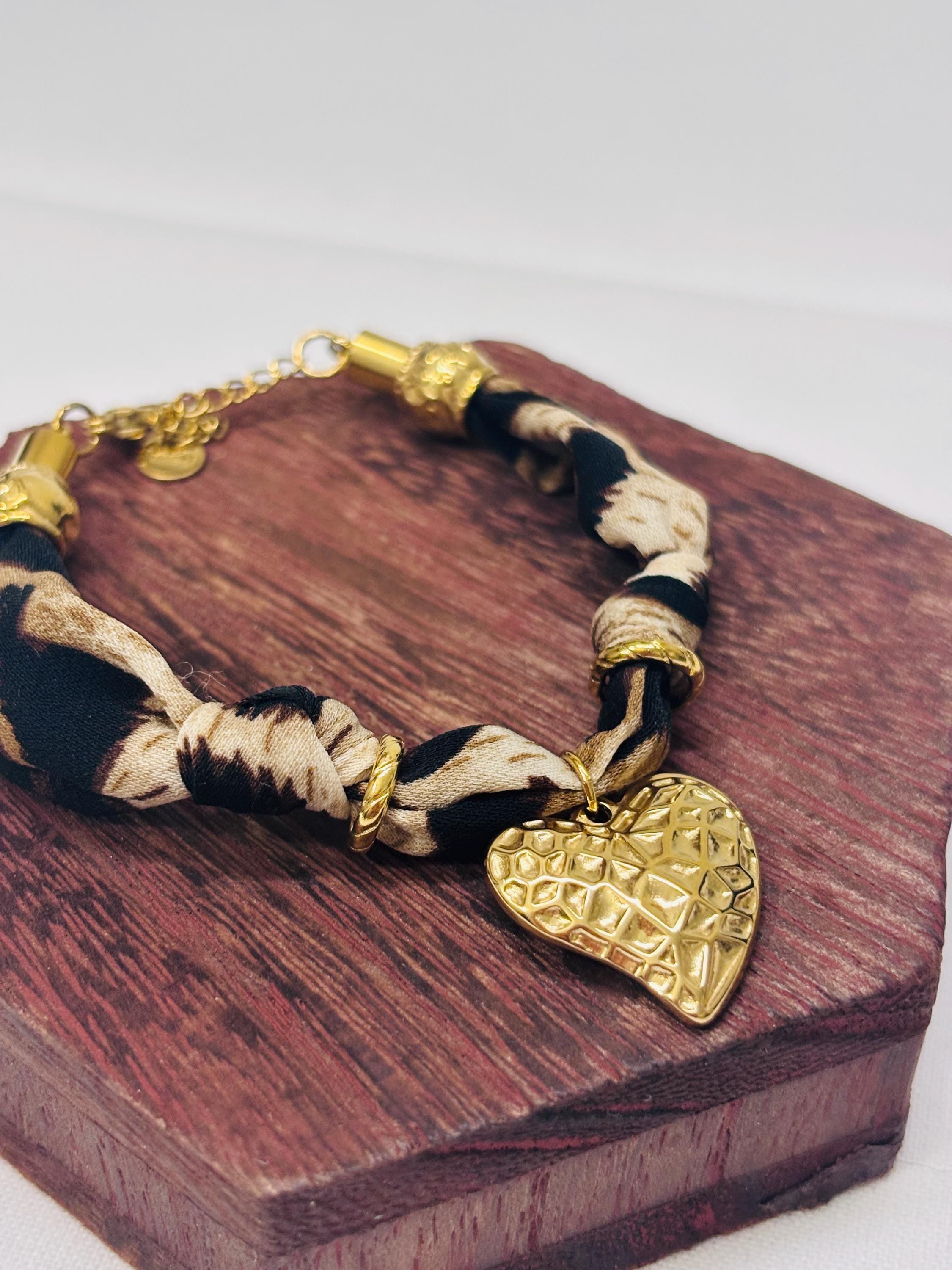 Bracciale animalier con cuore dorato | Bracciale leopardato in tessuto con charm cuore | Gioiello elegante donna in acciaio antiallergico