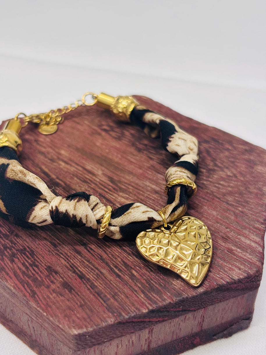 Bracciale animalier con cuore dorato | Bracciale leopardato in tessuto con charm cuore | Gioiello elegante donna in acciaio antiallergico