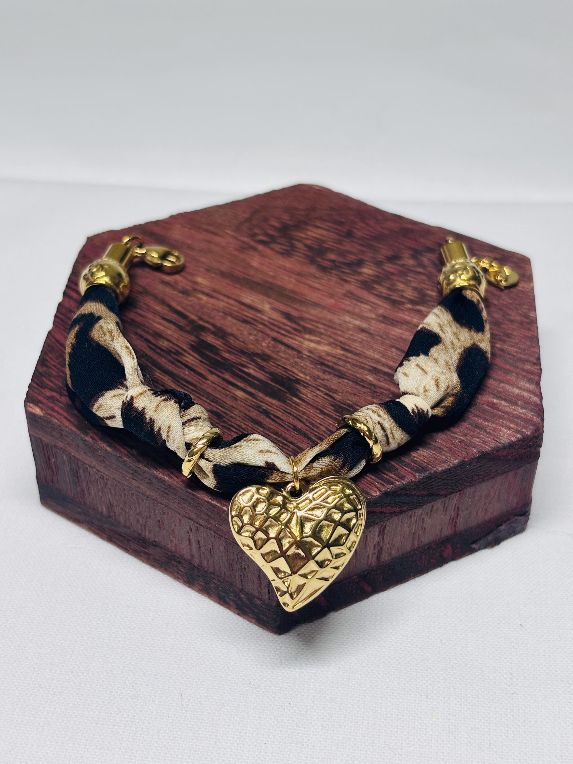 Bracciale animalier con cuore dorato | Bracciale leopardato in tessuto con charm cuore | Gioiello elegante donna in acciaio antiallergico