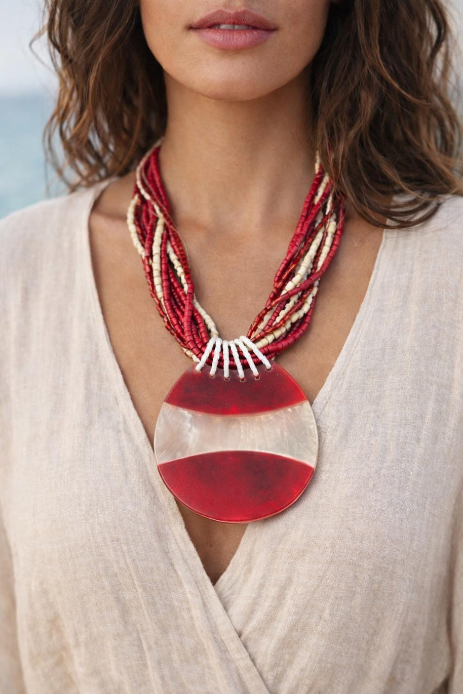 Collana boho rossa con ciondolo effetto madreperlato | Collana multifilo con perline bianco rosso | Collana etnica donna | Gioiello estate