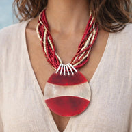 Collana boho rossa con ciondolo effetto madreperlato | Collana multifilo con perline bianco rosso | Collana etnica donna | Gioiello estate