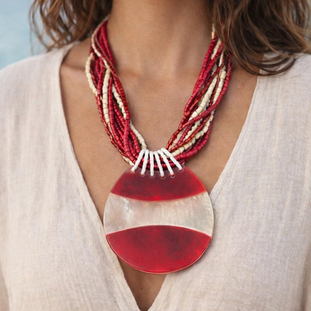 Collana boho rossa con ciondolo effetto madreperlato | Collana multifilo con perline bianco rosso | Collana etnica donna | Gioiello estate
