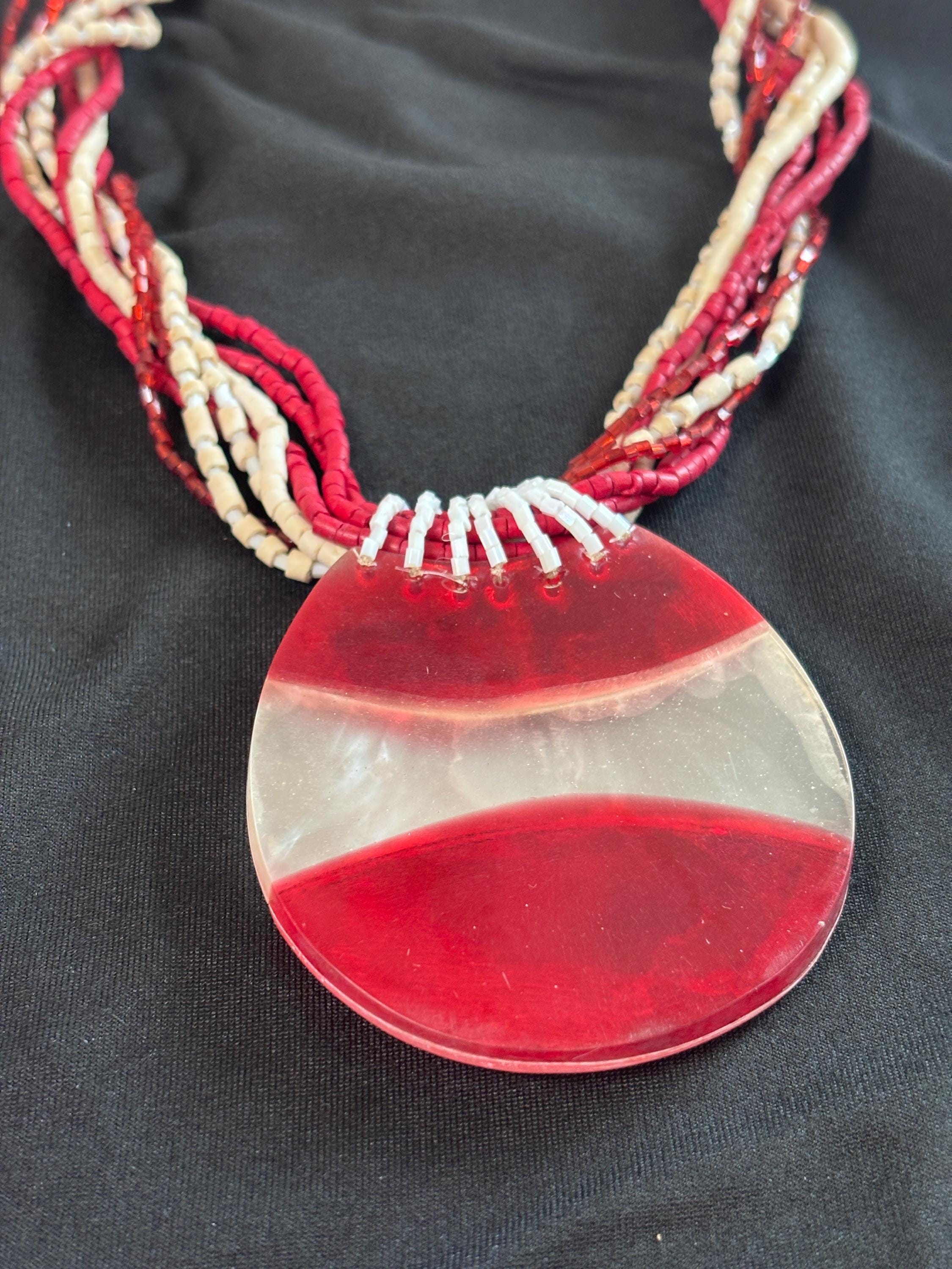 Collana boho rossa con ciondolo effetto madreperlato | Collana multifilo con perline bianco rosso | Collana etnica donna | Gioiello estate