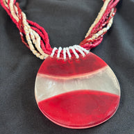 Collana boho rossa con ciondolo effetto madreperlato | Collana multifilo con perline bianco rosso | Collana etnica donna | Gioiello estate