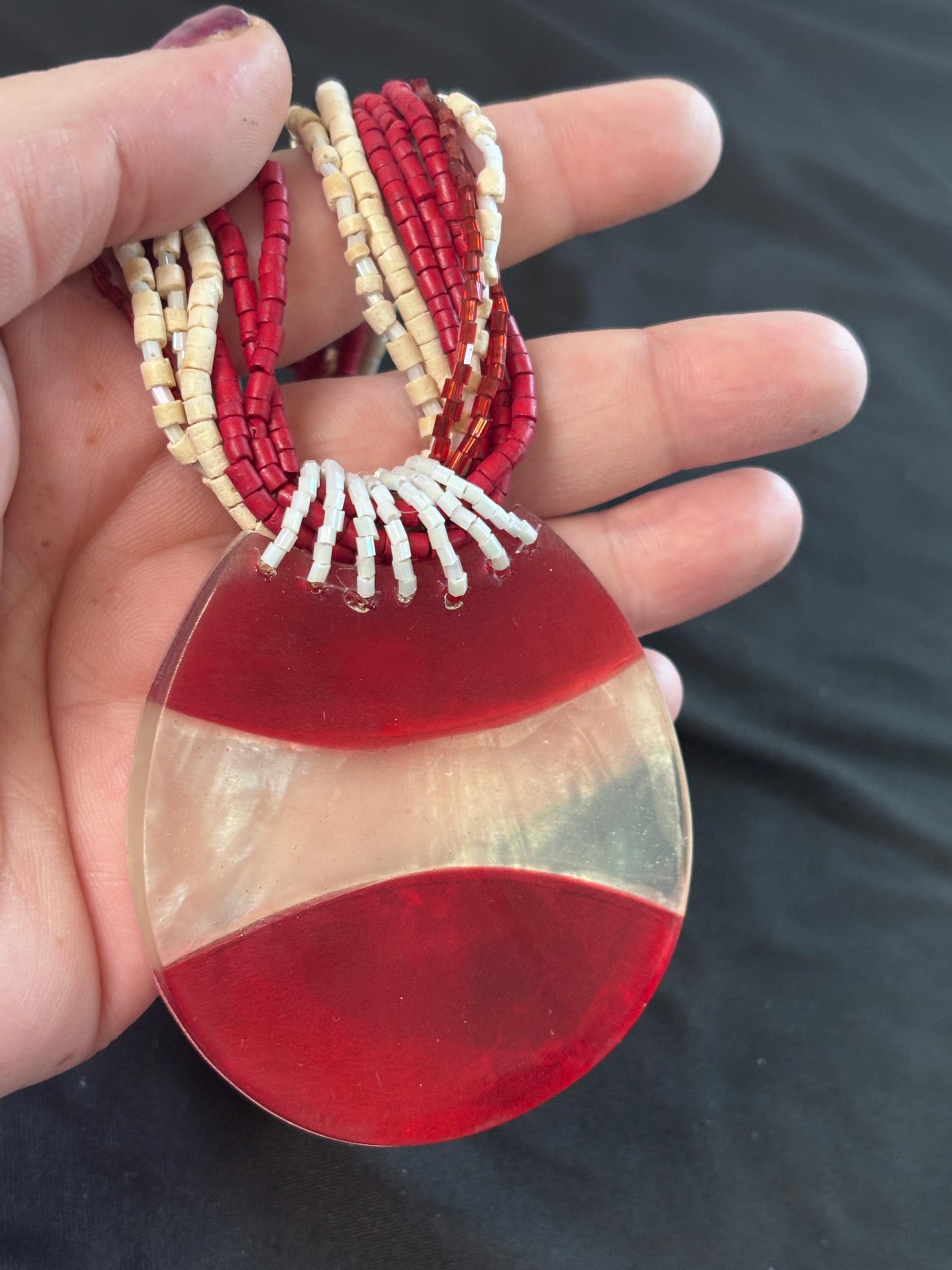 Collana boho rossa con ciondolo effetto madreperlato | Collana multifilo con perline bianco rosso | Collana etnica donna | Gioiello estate