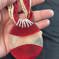 Collana boho rossa con ciondolo effetto madreperlato | Collana multifilo con perline bianco rosso | Collana etnica donna | Gioiello estate