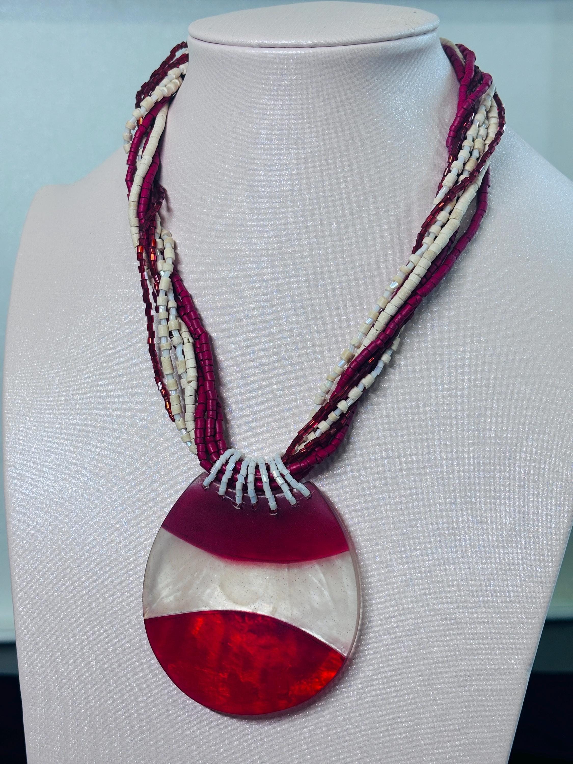 Collana boho rossa con ciondolo effetto madreperlato | Collana multifilo con perline bianco rosso | Collana etnica donna | Gioiello estate