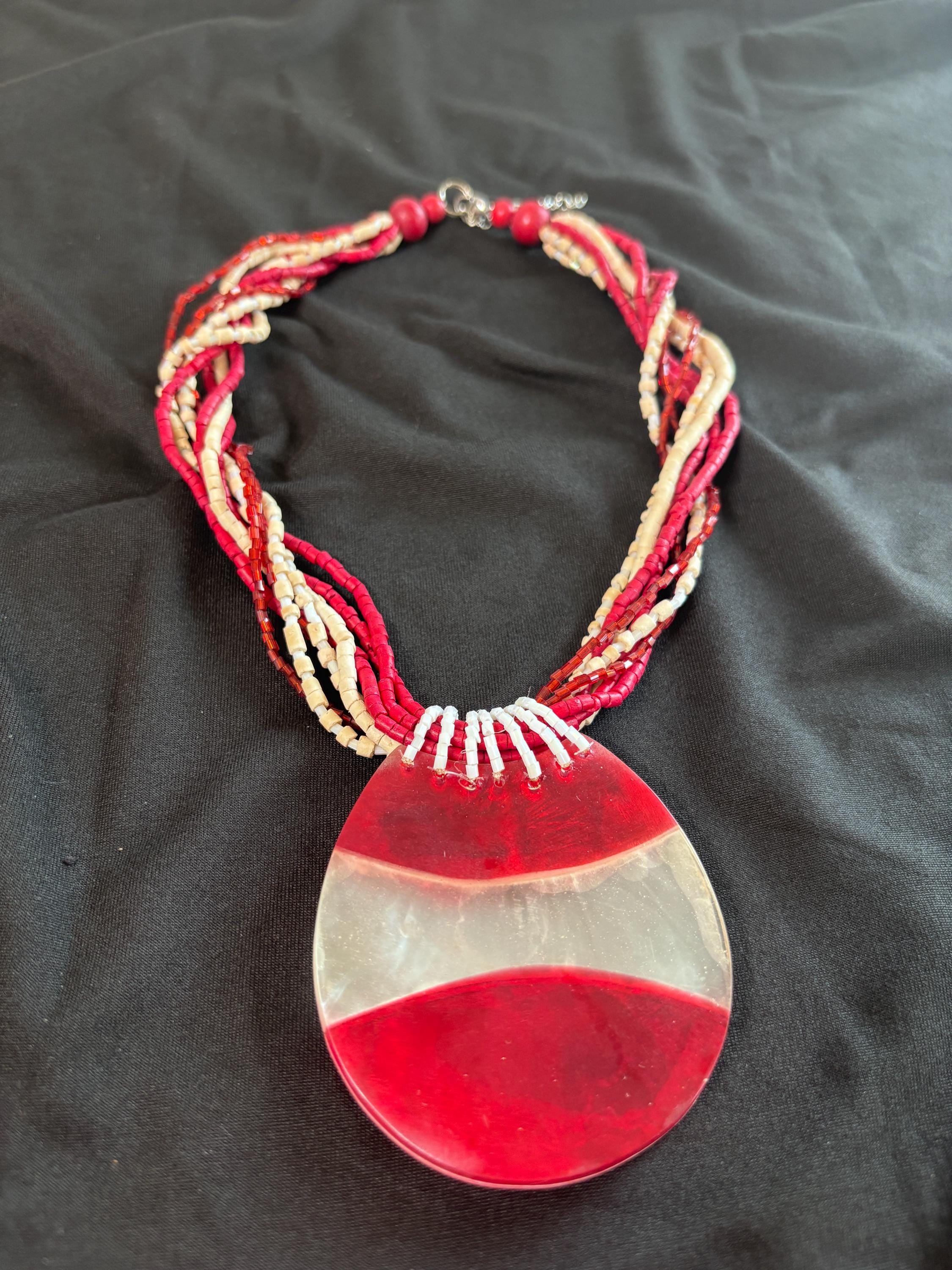 Collana boho rossa con ciondolo effetto madreperlato | Collana multifilo con perline bianco rosso | Collana etnica donna | Gioiello estate