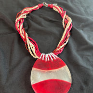 Collana boho rossa con ciondolo effetto madreperlato | Collana multifilo con perline bianco rosso | Collana etnica donna | Gioiello estate